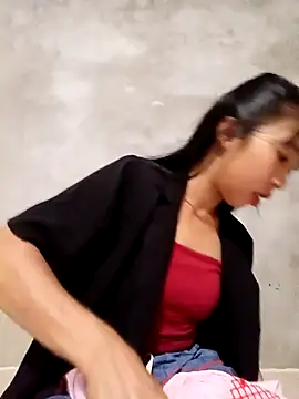 Snapshot of emaame68 chatting on 10-23-25, 01:43 emaame68 online show from 10-23-25, 01:43