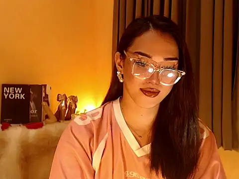 Snapshot of magnificent_kitana chatting on 09-26-25, 04:00 magnificent kitana online show from 09-26-25, 04:00