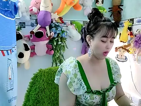 Snapshot of emgaixinhngoan chatting on 10-19-25, 12:39 emgaixinhngoan online show from 10-19-25, 12:39