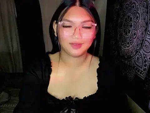 Snapshot of Lou_heart chatting on 06-21-26, 10:45 Lou heart online show from 06-21-26, 10:45