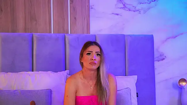 Snapshot of Izabellle02 chatting on 11-19-25, 07:19 Izabellle02 online show from 11-19-25, 07:19