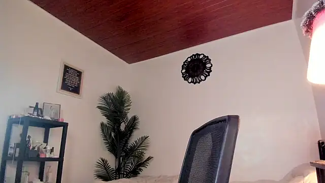 Snapshot of Tanya_Scott chatting on 05-25-26, 04:24 Tanya Scott online show from 05-25-26, 04:24