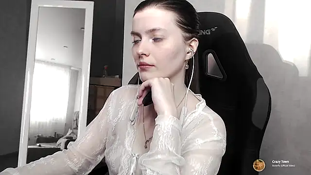 Snapshot of cute_elfy_ chatting on 10-08-25, 02:04 cute elfy online show from 10-08-25, 02:04