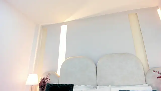 Snapshot of SalomeeBell chatting on 11-12-25, 08:19 SalomeeBell online show from 11-12-25, 08:19