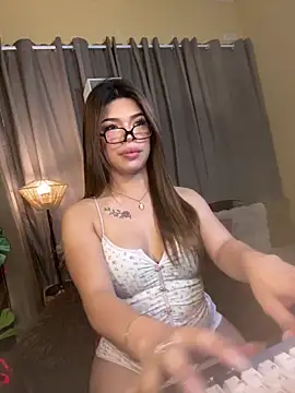 Snapshot of Nyxie_luxx chatting on 04-15-26, 02:24 Nyxie luxx online show from 04-15-26, 02:24