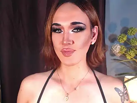 Snapshot of AleinaCroft chatting on 05-17-26, 01:29 AleinaCroft online show from 05-17-26, 01:29