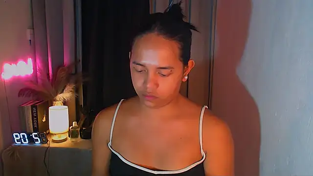 Snapshot of Lorainnelustts chatting on 12-19-25, 04:52 Lorainnelustts online show from 12-19-25, 04:52