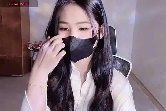 Snapshot of ___Daisy___ chatting on 12-17-25, 02:23 Daisy online show from 12-17-25, 02:23