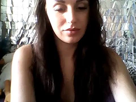 Snapshot of Qinini chatting on 09-15-25, 07:19 Qinini online show from 09-15-25, 07:19