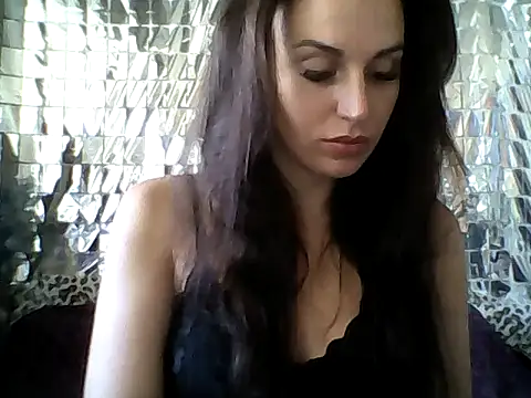 Snapshot of Qinini chatting on 09-22-25, 06:15 Qinini online show from 09-22-25, 06:15