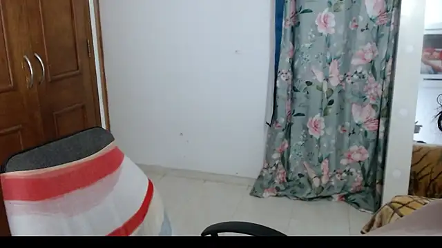 Snapshot of alejandralatina chatting on 09-23-25, 04:04 alejandralatina online show from 09-23-25, 04:04