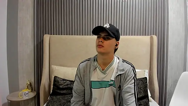 Snapshot of BenitoSaenz chatting on 10-18-25, 03:42 BenitoSaenz online show from 10-18-25, 03:42