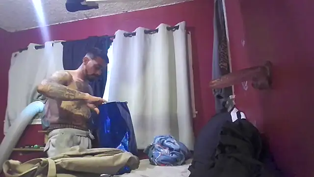 Snapshot of Cnutt310 chatting on 10-16-25, 02:18 Cnutt310 online show from 10-16-25, 02:18