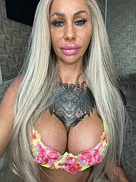 Snapshot of dutchbarbie chatting on 07-07-26, 04:33 dutchbarbie online show from 07-07-26, 04:33
