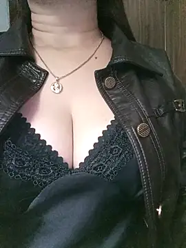 Snapshot of Zika_23 chatting on 11-17-25, 03:18 Zika 23 online show from 11-17-25, 03:18