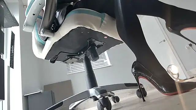 Snapshot of foxyroxymilf chatting on 09-24-25, 11:02 foxyroxymilf online show from 09-24-25, 11:02