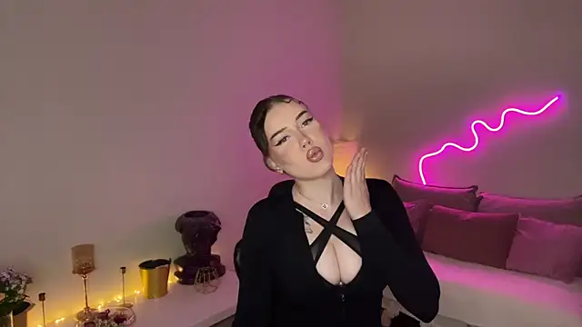 Snapshot of mistress_of_hearts chatting on 06-27-26, 02:12 mistress of hearts online show from 06-27-26, 02:12