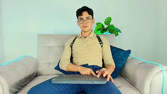 CamiiGuzmanX online show from 09-24-25, 07:50