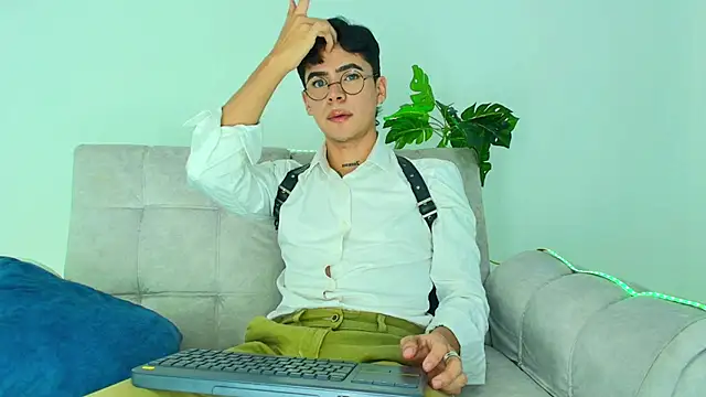 CamiiGuzmanX online show from 09-29-25, 08:57