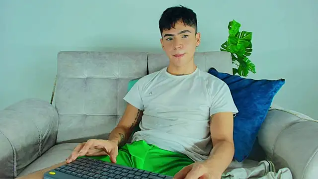 CamiiGuzmanX online show from 10-13-25, 08:20