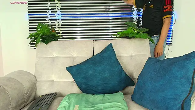 CamiiGuzmanX online show from 12-22-25, 08:28