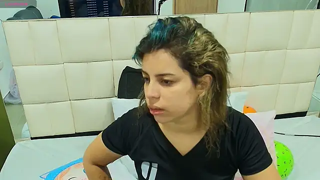 Snapshot of gisell_gomez chatting on 10-27-25, 11:14 gisell gomez online show from 10-27-25, 11:14