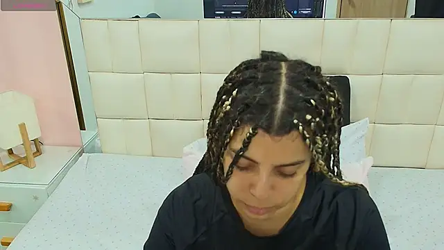 Snapshot of gisell_gomez chatting on 12-02-25, 12:43 gisell gomez online show from 12-02-25, 12:43