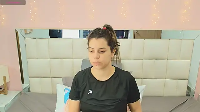 Snapshot of gisell_gomez chatting on 12-21-25, 12:56 gisell gomez online show from 12-21-25, 12:56