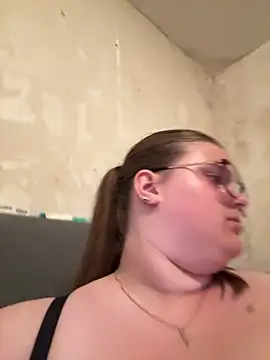 Snapshot of CurvyPaar2 chatting on 05-25-26, 09:32 CurvyPaar2 online show from 05-25-26, 09:32