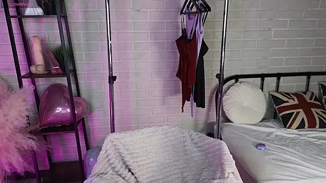 MillaHolt online show from 11-30-25, 08:40