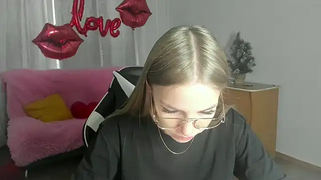 HitGyrl online show from 03-03-26, 01:12