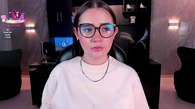 SarahRhodes  online show from 06-04-26, 12:00