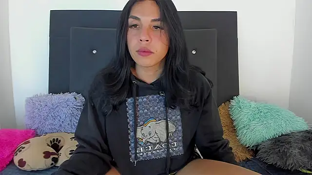 Snapshot of Adrianna_Arias chatting on 12-14-25, 06:19 Adrianna Arias online show from 12-14-25, 06:19