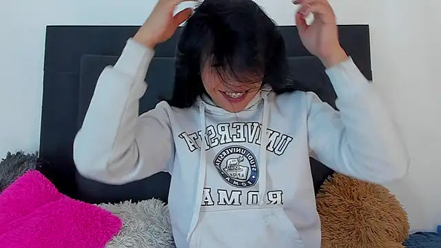 Snapshot of Adrianna_Arias chatting on 12-17-25, 04:13 Adrianna Arias online show from 12-17-25, 04:13