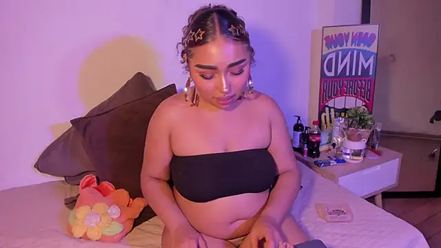 Snapshot of Honeyyy_Brown chatting on 01-14-26, 05:02 Honeyyy Brown online show from 01-14-26, 05:02