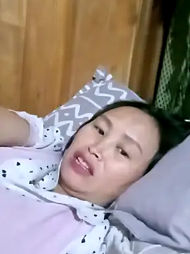 Snapshot of maple694 chatting on 11-11-25, 12:16 maple694 online show from 11-11-25, 12:16