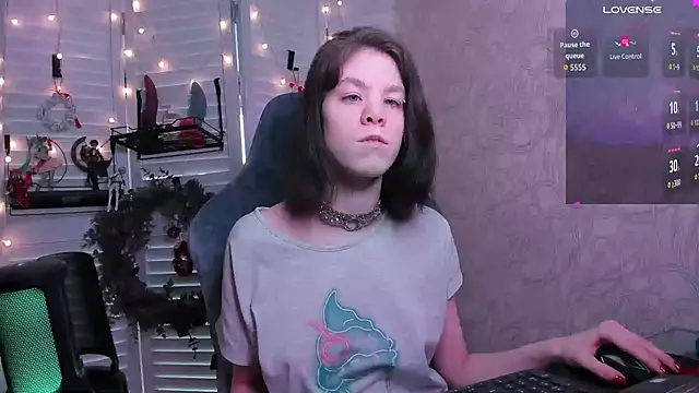 Snapshot of aestheticbeing chatting on 02-25-26, 12:04 aestheticbeing online show from 02-25-26, 12:04