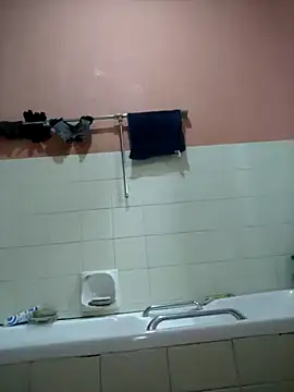 Snapshot of Kateera1 chatting on 10-17-25, 06:43 Kateera1 online show from 10-17-25, 06:43