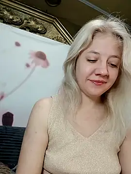 Snapshot of HeronDenni chatting on 12-19-25, 01:01 HeronDenni online show from 12-19-25, 01:01