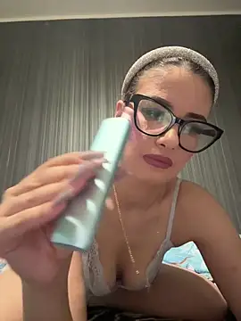 Snapshot of Larra69 chatting on 05-20-26, 05:41 Larra69 online show from 05-20-26, 05:41