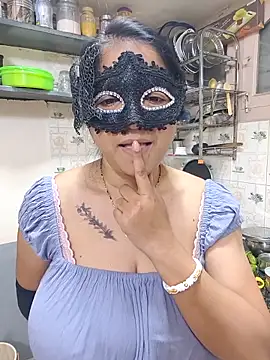 Queen Nightt online show from 12-19-25, 03:35