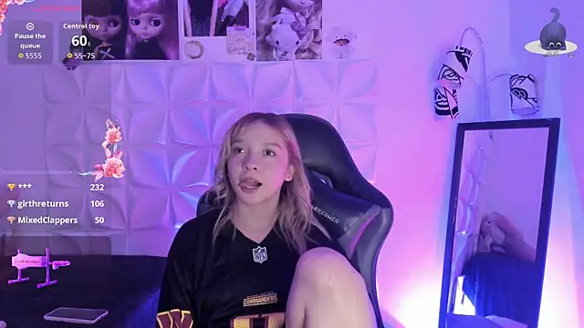 Snapshot of JuliethMoss chatting on 10-26-25, 08:42 JuliethMoss online show from 10-26-25, 08:42