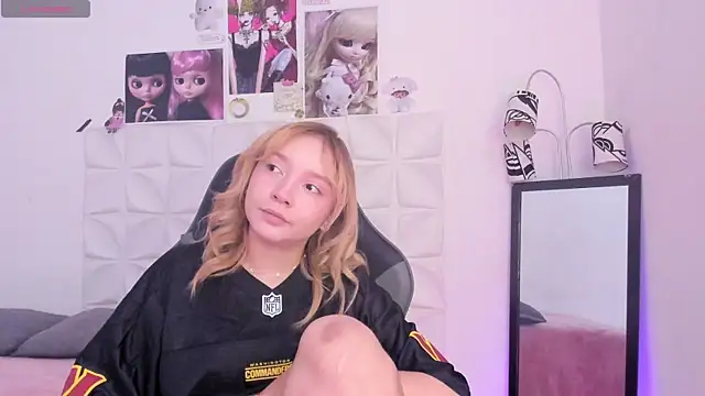 Snapshot of JuliethMoss chatting on 11-14-25, 08:18 JuliethMoss online show from 11-14-25, 08:18