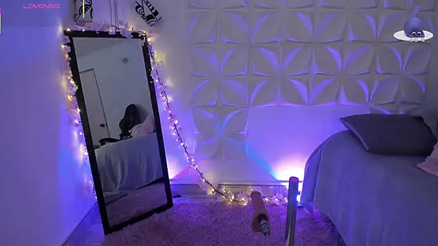 Snapshot of JuliethMoss chatting on 12-15-25, 08:57 JuliethMoss online show from 12-15-25, 08:57