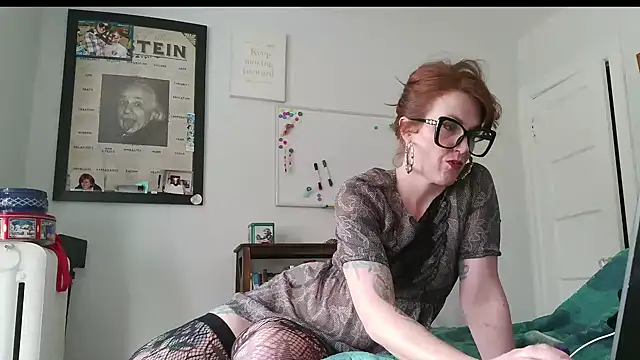 Snapshot of MamaFoxxx911 chatting on 11-21-25, 05:00 MamaFoxxx911 online show from 11-21-25, 05:00