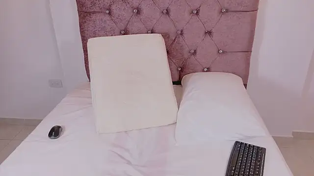 Snapshot of sophiacuttee chatting on 11-07-25, 12:27 sophiacuttee online show from 11-07-25, 12:27