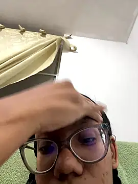 Snapshot of Valen1800 chatting on 01-08-26, 11:29 Valen1800 online show from 01-08-26, 11:29