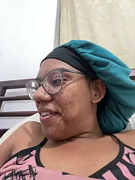 Snapshot of Valen1800 chatting on 02-25-26, 01:37 Valen1800 online show from 02-25-26, 01:37