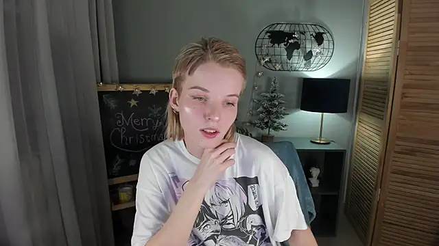 Snapshot of Madelaineses chatting on 12-20-25, 08:43 Madelaineses online show from 12-20-25, 08:43