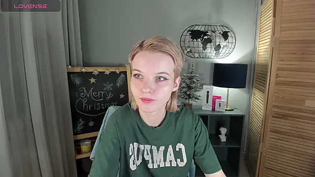 Snapshot of Madelaineses chatting on 12-23-25, 08:45 Madelaineses online show from 12-23-25, 08:45